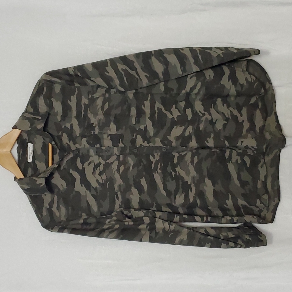 Beach Lunch Lounge Collection Camo long sleeve button-down shirt Size S